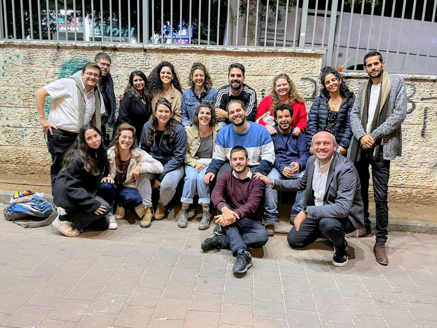 קבוצת משתתפים מחייכת בסיום סיור עם מרדכי