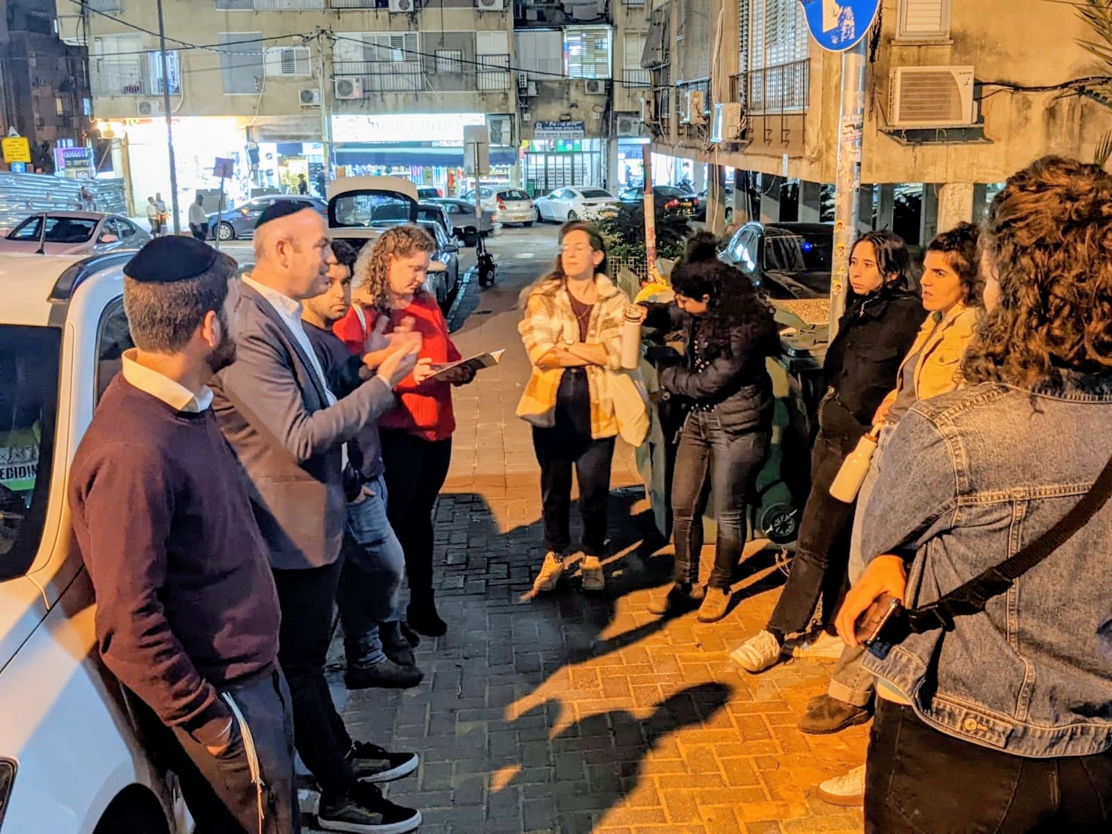 מרדכי משוחח עם קבוצה בסמטאות בני ברק בליל חמישי